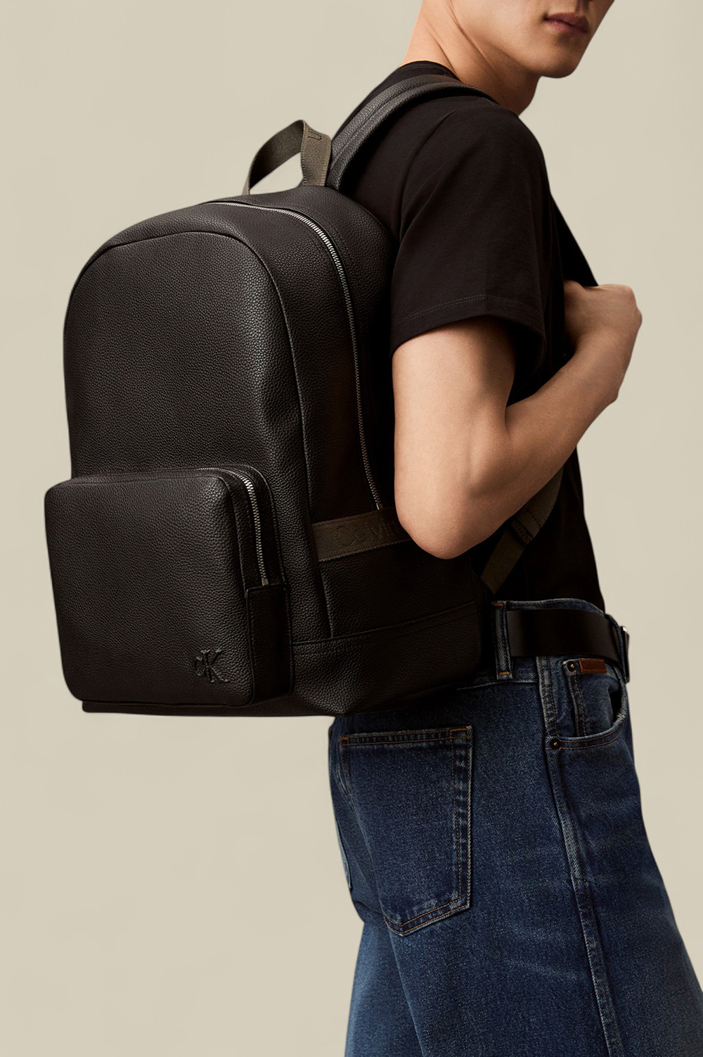 תמונת כל הלוק של תיק גב